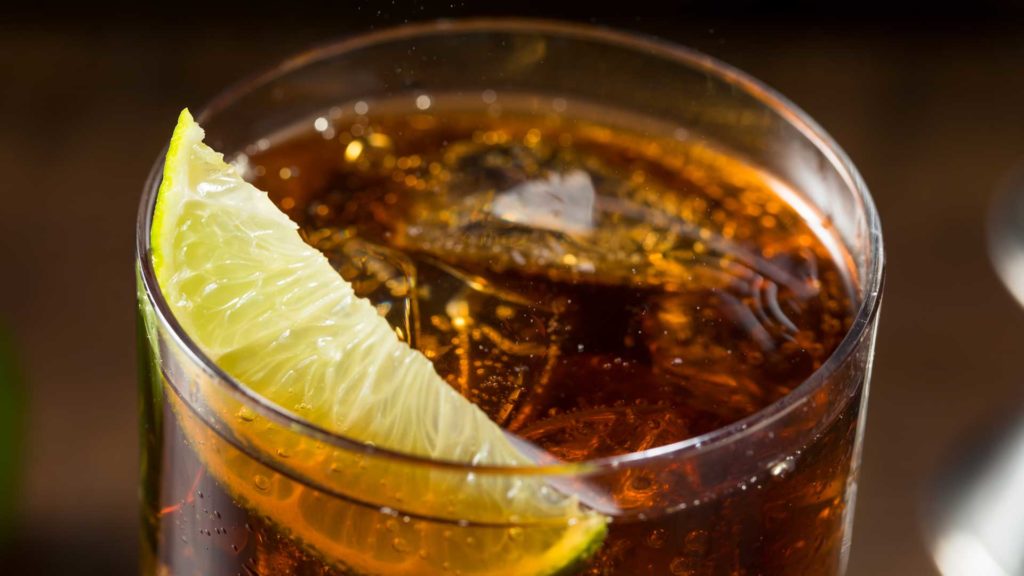 Cocktail-al-rum-bianco-Cuba-Libre-Coqtail-Milano