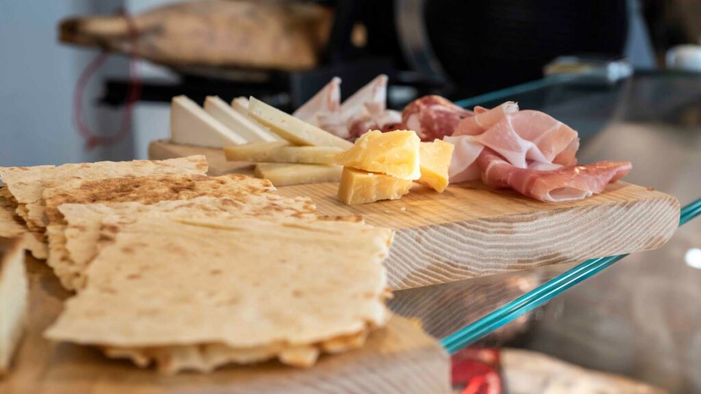 salumi-e-formaggi-sardi-frades-milano-coqtail