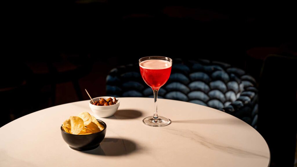 Bitter-Shakerato-con-olive-e-patatine-Coqtail