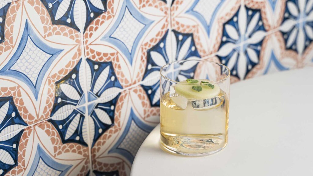 Giancarlo-s-Bamboo-cocktail-di-Cinquanta-con-Vista-Coqtail