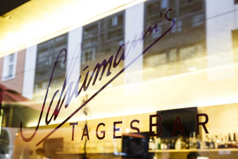 Insegna-di-Schumann-s-Tagesbar-Coqtail