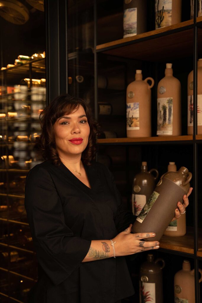 Laura-Hernández-Espinosa-con-i-distillati-della-serie-Territorio-Coqtail