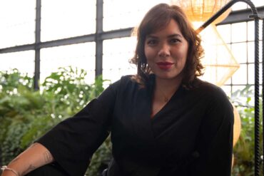 Laura-Hernández-Espinosa-in-posa-all-interno-de-La-Sala-de-Laura-Coqtail