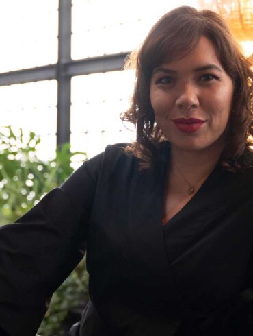 Laura-Hernández-Espinosa-in-posa-all-interno-de-La-Sala-de-Laura-Coqtail