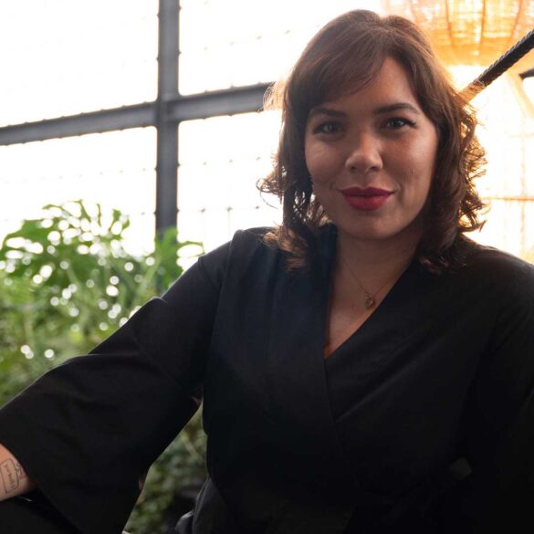 Laura-Hernández-Espinosa-in-posa-all-interno-de-La-Sala-de-Laura-Coqtail