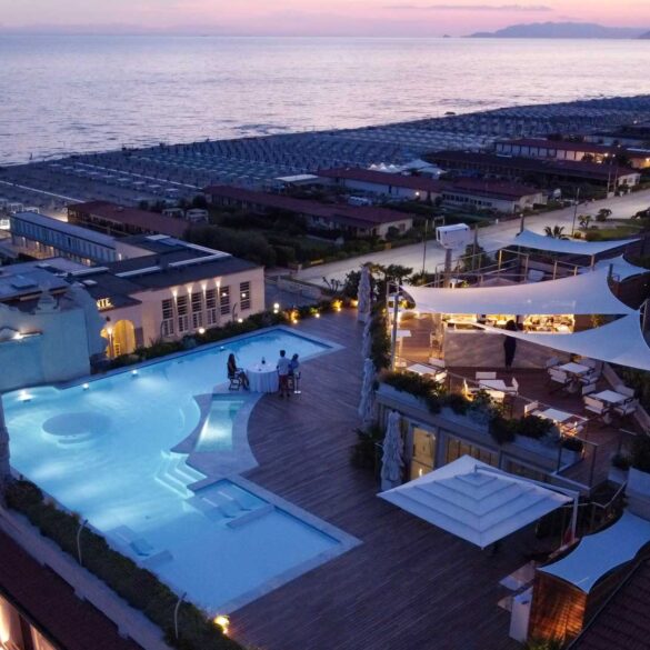 grand-hotel-principe-di-piemonte-rooftop-pool-coqtail