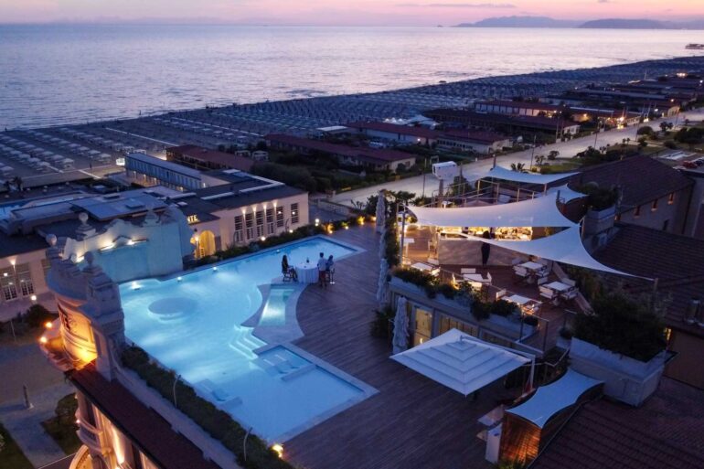 grand-hotel-principe-di-piemonte-rooftop-pool-coqtail