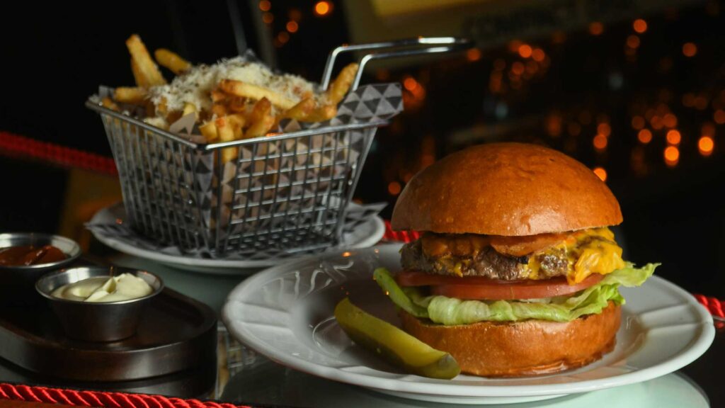 Hamburger-Yoller-con-patate-fritte-cacio-e-pepe-Coqtail