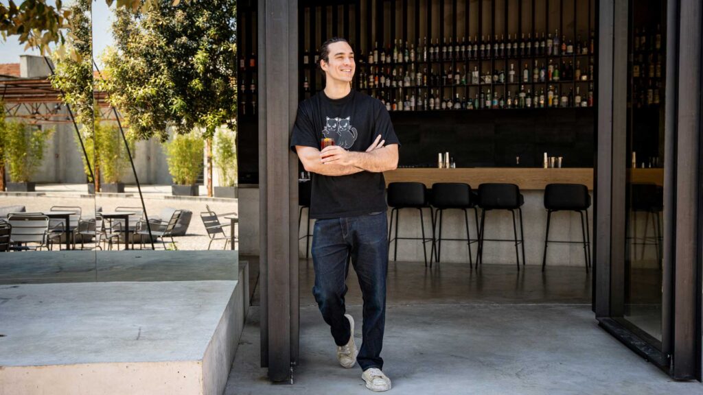 Lorenzo-Querci-dà-le-spalle-al-bancone-di-12-metri-di-Lubna-Coqtail