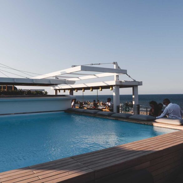 Piscina-a-sfioro-di-Alto-Coqtail