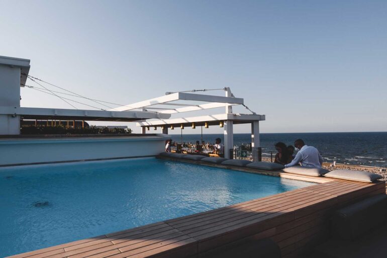 Piscina-a-sfioro-di-Alto-Coqtail