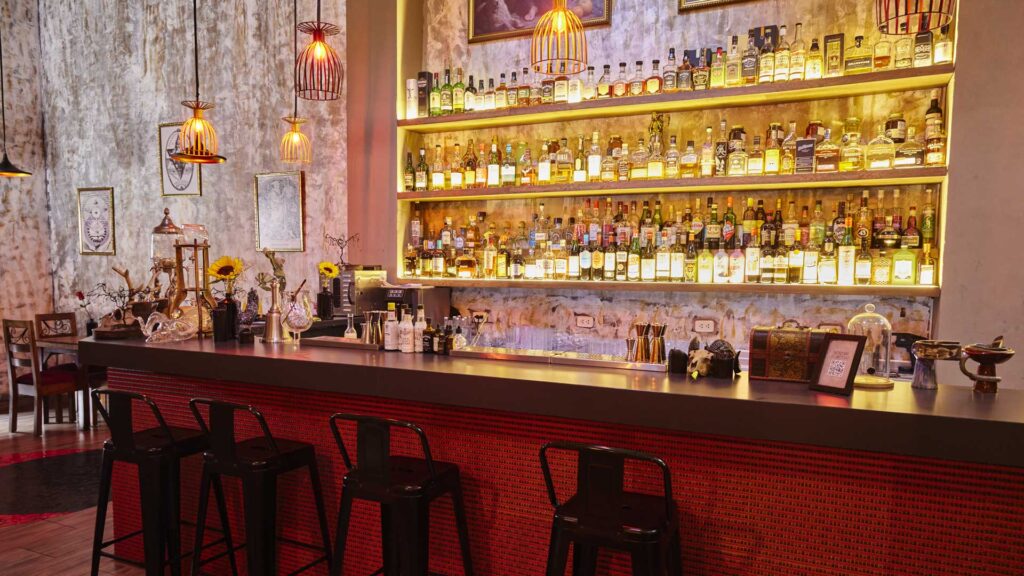 Luna-Roja-unisce-bar-e-tarocchi-Perù-Coqtail