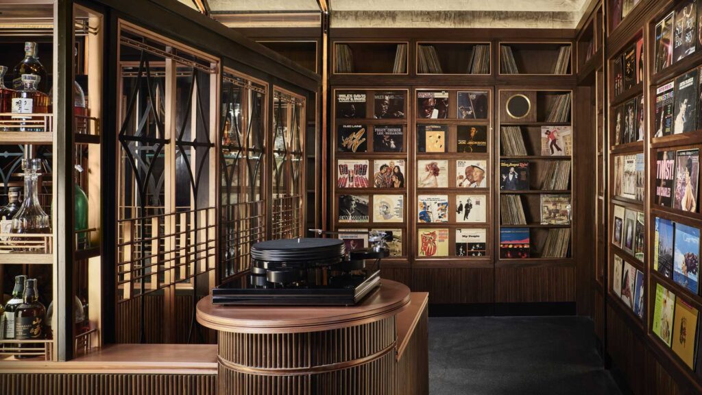 Bancone-del-Hidden-bar-Lennon-s-Vinyl-Store-Coqtail