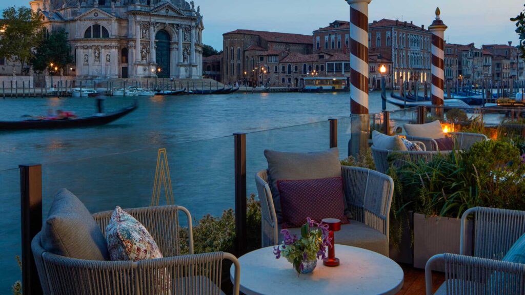 Pinnacle-Guide-Arts-St-Regis-Venezia-Coqtail