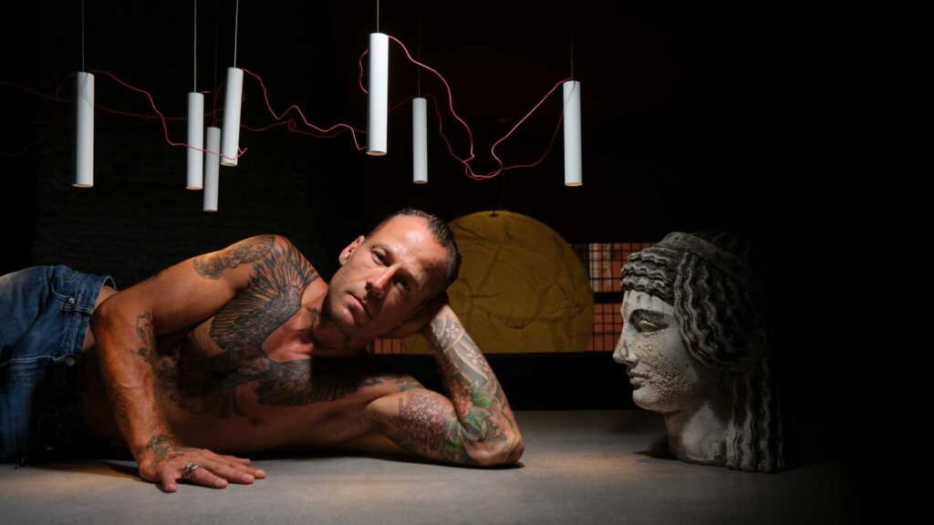 Andrea-Panizzi-sul-grande-tavolo-di-Scuro-Coqtail