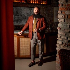 Benjamin-Cavagna-di-fronte-al-bancone-del-1930-Coqtail