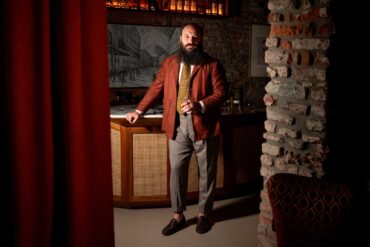 Benjamin-Cavagna-di-fronte-al-bancone-del-1930-Coqtail