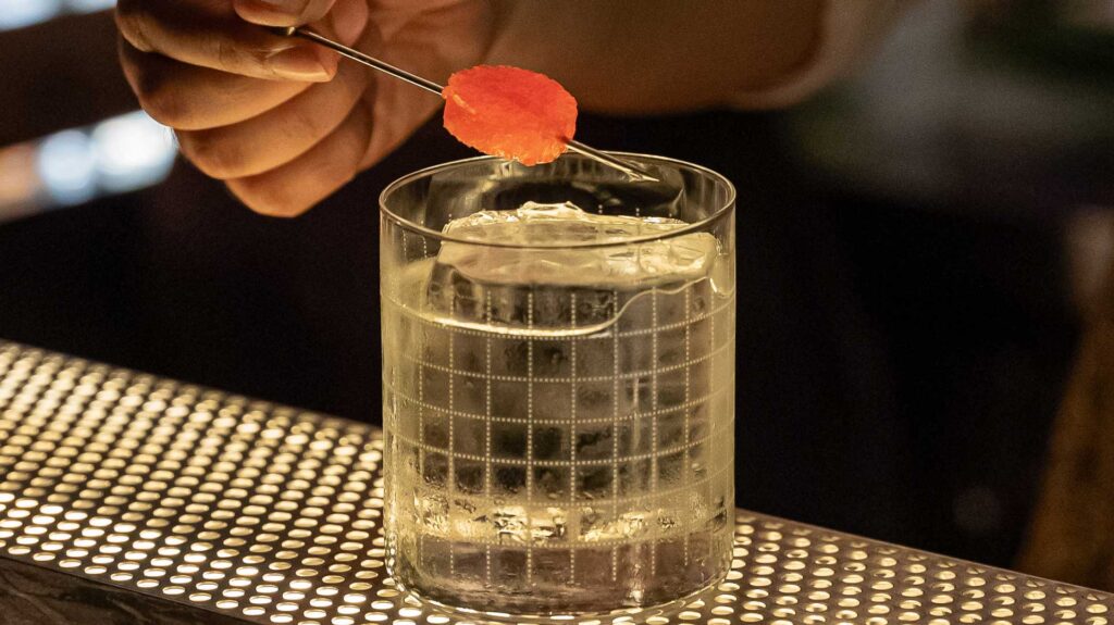 Uno-dei-cocktail-della-mixology-Indonesiana-Coqtail