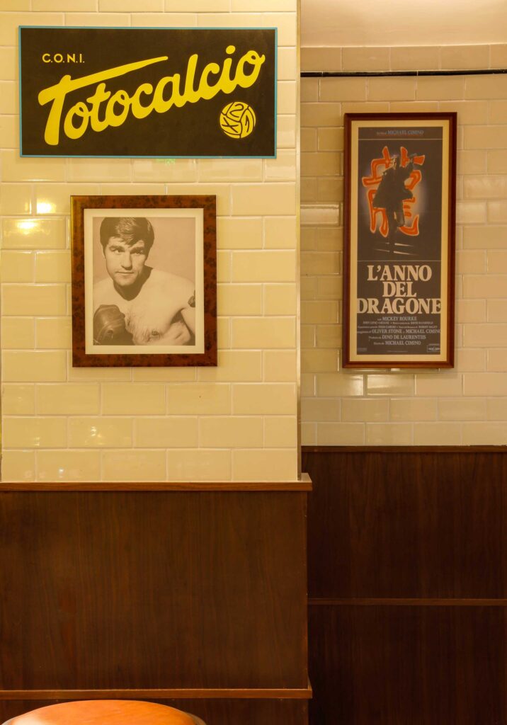 Interni del Bar Leone a Shanghai