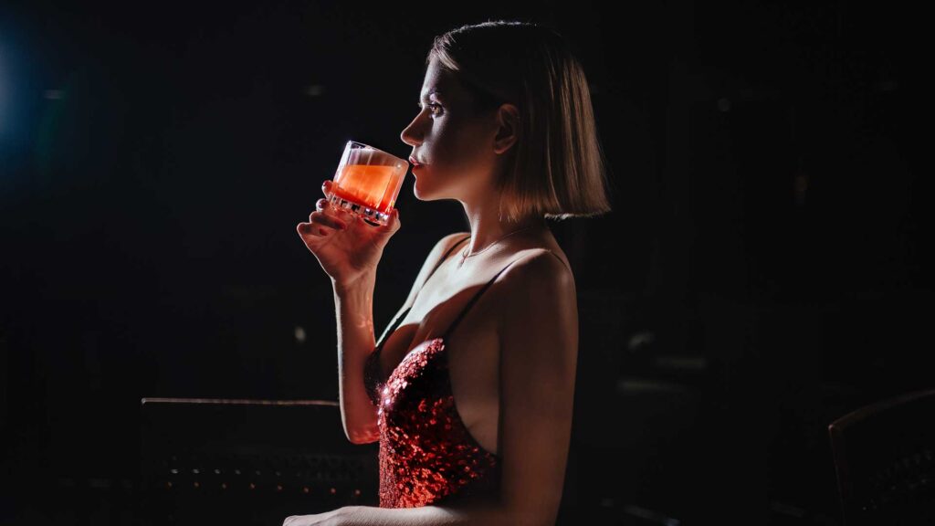 Anastasia Artamonova beve un drink