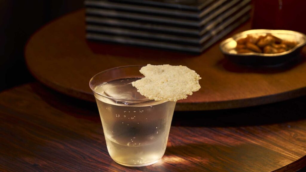 Il cocktail stagionale Fuji Apple & Oyster Leaf Fizz