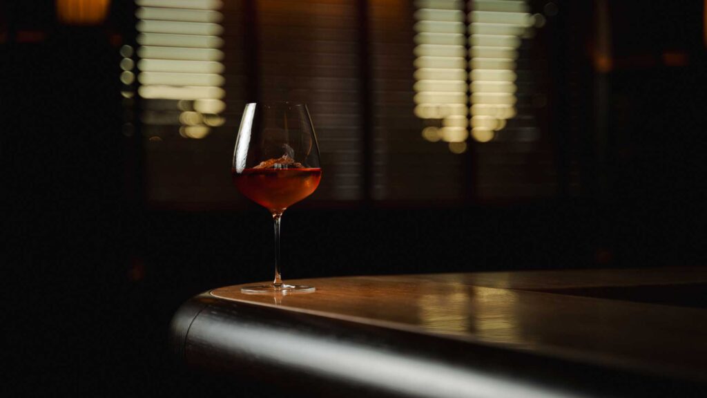 La Vie En Rose, con champagne rosé, rosolio, ribes nero, rosa damascena