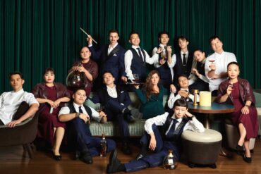 Il team dietro il bancone del bar DarkSide