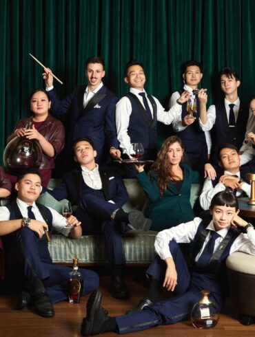 Il team dietro il bancone del bar DarkSide