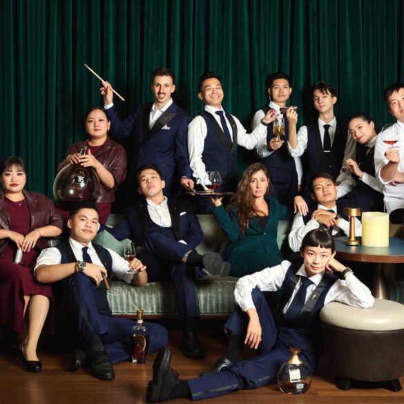 Il team dietro il bancone del bar DarkSide