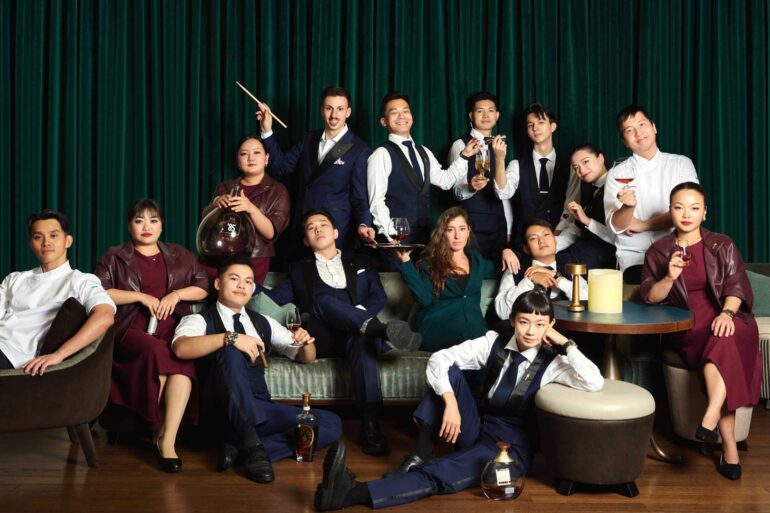 Il team dietro il bancone del bar DarkSide