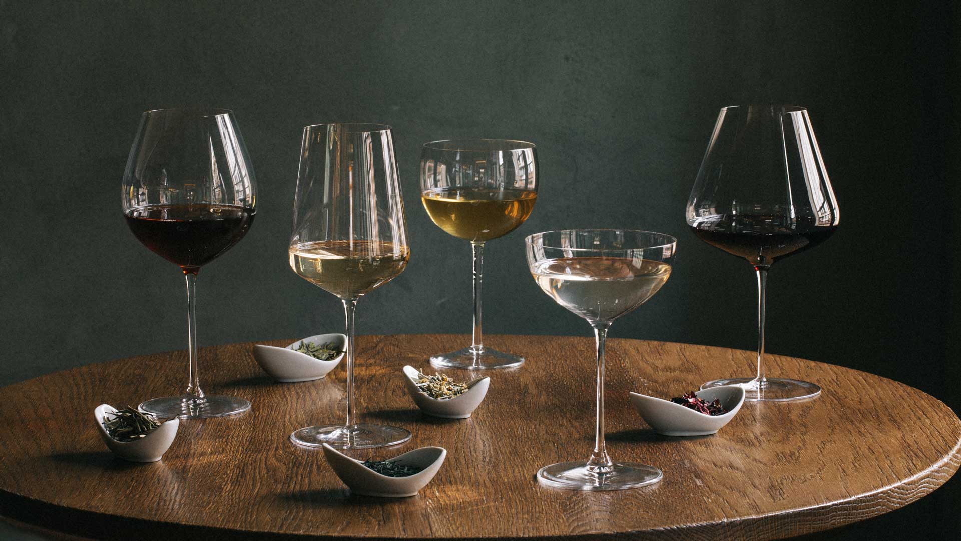 Una selezione di tè serviti nei calici