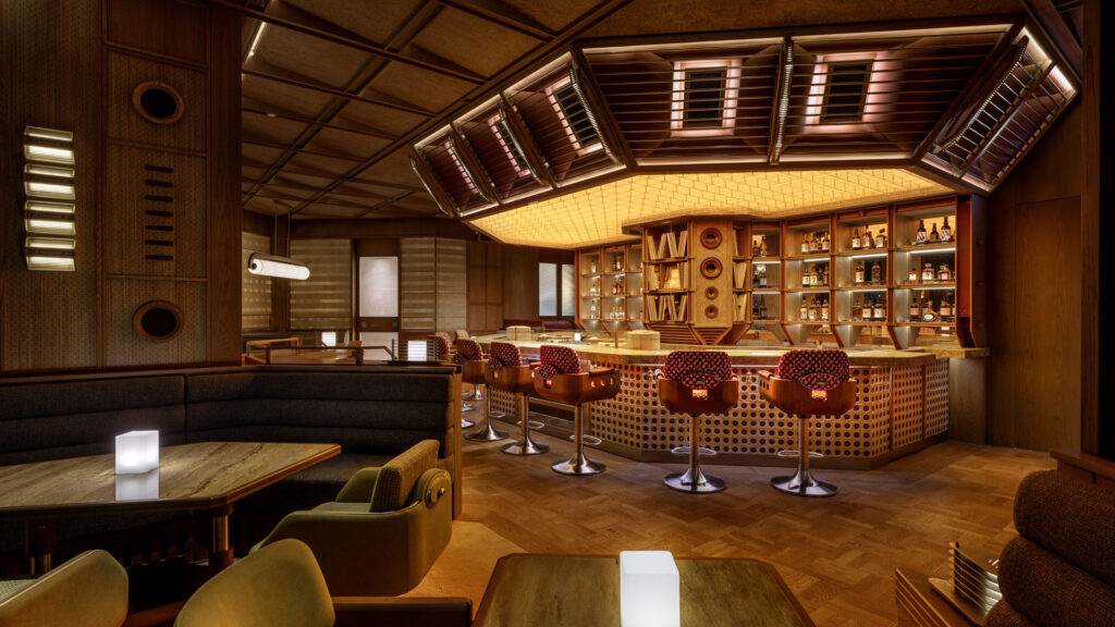 Tutti gli arredi del listening bar sono creati su misura