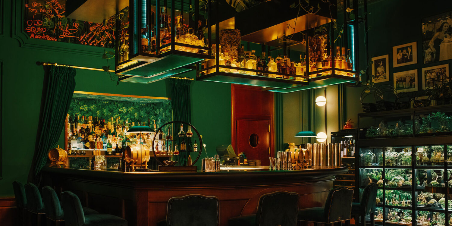 Il bancone di Mirror Bar è circondato da piante