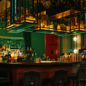 Il bancone di Mirror Bar è circondato da piante