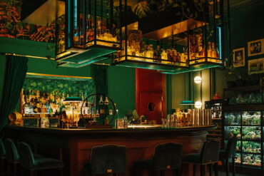 Il bancone di Mirror Bar è circondato da piante