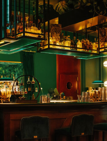 Il bancone di Mirror Bar è circondato da piante