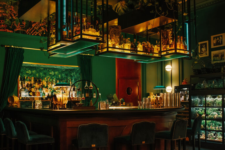 Il bancone di Mirror Bar è circondato da piante