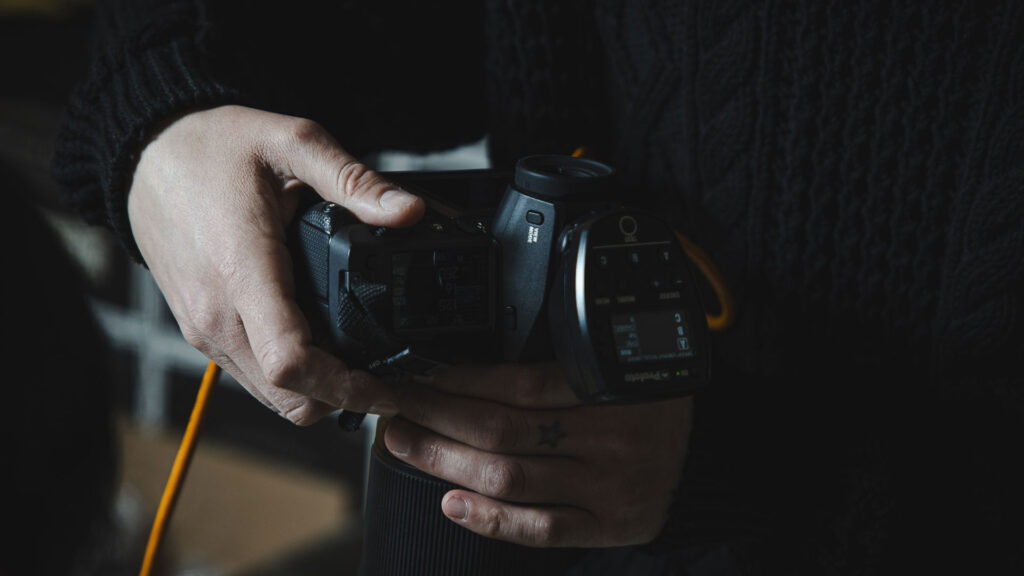 Blasetti al lavoro durante uno shooting per Coqtail