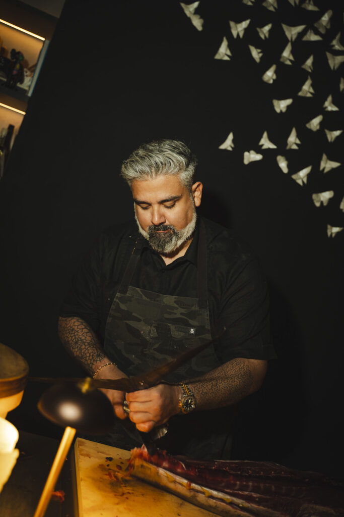 Lo chef Kamel Abi Hassan all’opera con il pescato del giorno
