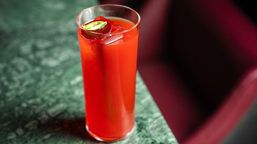 Il cocktail  Spicy Paloma con il tocco piccante di uno Jalapeño