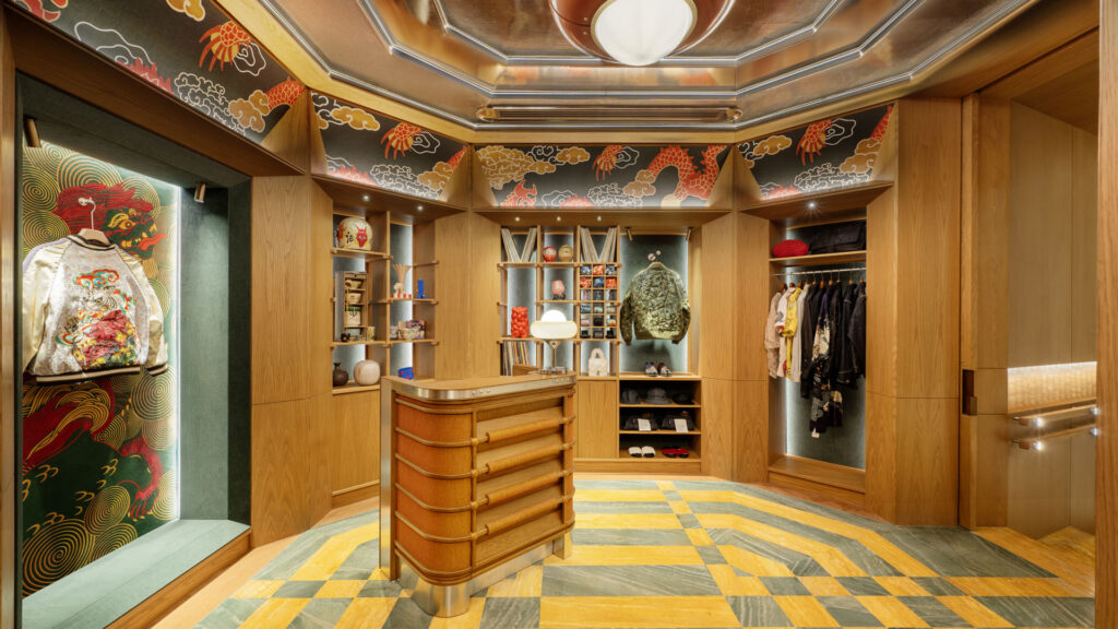 L’ingresso del listening bar e il merchandisin