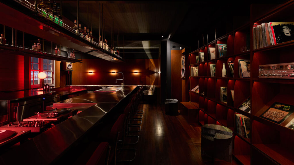 Gli interni del listening bar al primo piano della Cantina La Buenos Aires, courtesy Otro Bar