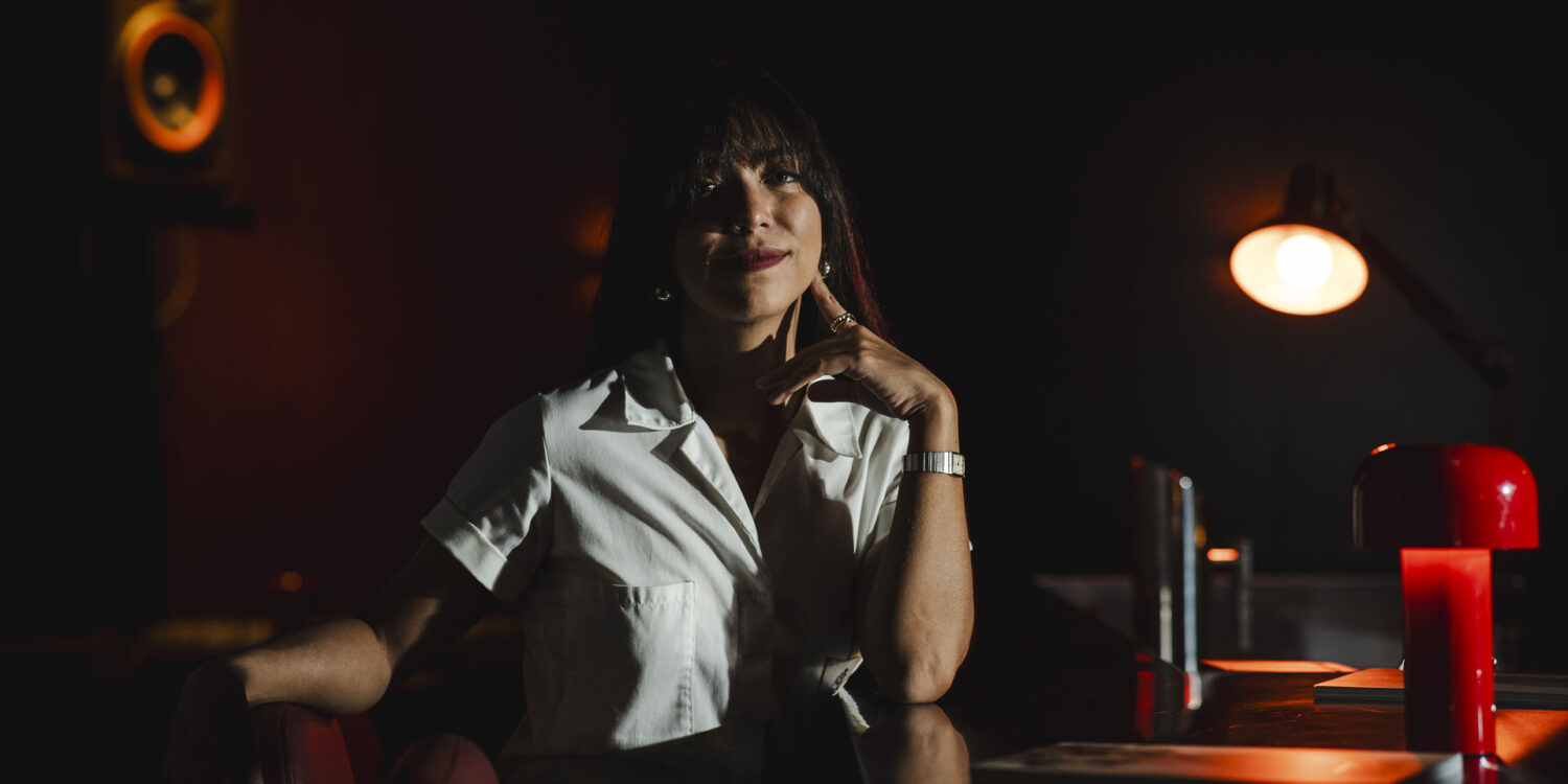 elegante attraverso un linguaggio estetico senza garnish, focalizzato sui materiali come i bicchieri e il ghiaccio, permettendo così all’arte liquida di esprimersi attraverso elementi visivi chiari e decodificati in un contesto spaziale che non è lasciato al caso. Il risultato? Lissa confida che lei stessa è soddisfatta di un locale che ogni sera la sorprende per l’equilibrio perfetto tra musica, socialità, cocktail e intrattenimento. Ogni cliente passa naturalmente dall’ascoltare della musica in vinile brasiliana e italiana a bere un ottimo drink, soffermarsi in chiacchiere con il vicino di bancone o anche solo esserci per vivere una costante transizione di esperienze in un unicum di spazio e tempo. Ospiti, bartender e deejay fruiscono del medesimo spazio in un ritmo ed equilibrio che avvolgono e coinvolgono. «Per me», conclude Lissa, «il punto di partenza sono sempre le intenzioni più che le forme, come direbbe un qualsiasi collega architetto. Prima di pensare ai materiali e al layout, cerco di capire quale energia voglio portare all’interno di un determinato spazio, quale ruolo deve assolvere il bar nel contesto culturale in cui si trova e soprattutto, quale esperienza voglio regalare al mio ospite». Questa è la vera misura dell’ospitalità. COQTAIL 32 INTERVIEWS Lissa Barquero, architetto e co-founder di Otro Bar