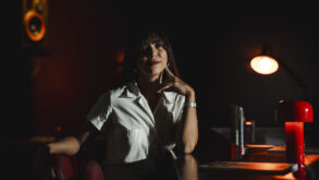 elegante attraverso un linguaggio estetico senza garnish, focalizzato sui materiali come i bicchieri e il ghiaccio, permettendo così all’arte liquida di esprimersi attraverso elementi visivi chiari e decodificati in un contesto spaziale che non è lasciato al caso. Il risultato? Lissa confida che lei stessa è soddisfatta di un locale che ogni sera la sorprende per l’equilibrio perfetto tra musica, socialità, cocktail e intrattenimento. Ogni cliente passa naturalmente dall’ascoltare della musica in vinile brasiliana e italiana a bere un ottimo drink, soffermarsi in chiacchiere con il vicino di bancone o anche solo esserci per vivere una costante transizione di esperienze in un unicum di spazio e tempo. Ospiti, bartender e deejay fruiscono del medesimo spazio in un ritmo ed equilibrio che avvolgono e coinvolgono. «Per me», conclude Lissa, «il punto di partenza sono sempre le intenzioni più che le forme, come direbbe un qualsiasi collega architetto. Prima di pensare ai materiali e al layout, cerco di capire quale energia voglio portare all’interno di un determinato spazio, quale ruolo deve assolvere il bar nel contesto culturale in cui si trova e soprattutto, quale esperienza voglio regalare al mio ospite». Questa è la vera misura dell’ospitalità. COQTAIL 32 INTERVIEWS Lissa Barquero, architetto e co-founder di Otro Bar