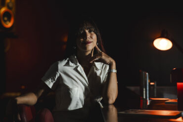 elegante attraverso un linguaggio estetico senza garnish, focalizzato sui materiali come i bicchieri e il ghiaccio, permettendo così all’arte liquida di esprimersi attraverso elementi visivi chiari e decodificati in un contesto spaziale che non è lasciato al caso. Il risultato? Lissa confida che lei stessa è soddisfatta di un locale che ogni sera la sorprende per l’equilibrio perfetto tra musica, socialità, cocktail e intrattenimento. Ogni cliente passa naturalmente dall’ascoltare della musica in vinile brasiliana e italiana a bere un ottimo drink, soffermarsi in chiacchiere con il vicino di bancone o anche solo esserci per vivere una costante transizione di esperienze in un unicum di spazio e tempo. Ospiti, bartender e deejay fruiscono del medesimo spazio in un ritmo ed equilibrio che avvolgono e coinvolgono. «Per me», conclude Lissa, «il punto di partenza sono sempre le intenzioni più che le forme, come direbbe un qualsiasi collega architetto. Prima di pensare ai materiali e al layout, cerco di capire quale energia voglio portare all’interno di un determinato spazio, quale ruolo deve assolvere il bar nel contesto culturale in cui si trova e soprattutto, quale esperienza voglio regalare al mio ospite». Questa è la vera misura dell’ospitalità. COQTAIL 32 INTERVIEWS Lissa Barquero, architetto e co-founder di Otro Bar