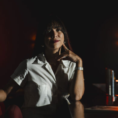 elegante attraverso un linguaggio estetico senza garnish, focalizzato sui materiali come i bicchieri e il ghiaccio, permettendo così all’arte liquida di esprimersi attraverso elementi visivi chiari e decodificati in un contesto spaziale che non è lasciato al caso. Il risultato? Lissa confida che lei stessa è soddisfatta di un locale che ogni sera la sorprende per l’equilibrio perfetto tra musica, socialità, cocktail e intrattenimento. Ogni cliente passa naturalmente dall’ascoltare della musica in vinile brasiliana e italiana a bere un ottimo drink, soffermarsi in chiacchiere con il vicino di bancone o anche solo esserci per vivere una costante transizione di esperienze in un unicum di spazio e tempo. Ospiti, bartender e deejay fruiscono del medesimo spazio in un ritmo ed equilibrio che avvolgono e coinvolgono. «Per me», conclude Lissa, «il punto di partenza sono sempre le intenzioni più che le forme, come direbbe un qualsiasi collega architetto. Prima di pensare ai materiali e al layout, cerco di capire quale energia voglio portare all’interno di un determinato spazio, quale ruolo deve assolvere il bar nel contesto culturale in cui si trova e soprattutto, quale esperienza voglio regalare al mio ospite». Questa è la vera misura dell’ospitalità. COQTAIL 32 INTERVIEWS Lissa Barquero, architetto e co-founder di Otro Bar