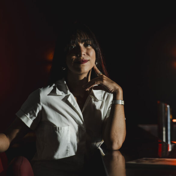 elegante attraverso un linguaggio estetico senza garnish, focalizzato sui materiali come i bicchieri e il ghiaccio, permettendo così all’arte liquida di esprimersi attraverso elementi visivi chiari e decodificati in un contesto spaziale che non è lasciato al caso. Il risultato? Lissa confida che lei stessa è soddisfatta di un locale che ogni sera la sorprende per l’equilibrio perfetto tra musica, socialità, cocktail e intrattenimento. Ogni cliente passa naturalmente dall’ascoltare della musica in vinile brasiliana e italiana a bere un ottimo drink, soffermarsi in chiacchiere con il vicino di bancone o anche solo esserci per vivere una costante transizione di esperienze in un unicum di spazio e tempo. Ospiti, bartender e deejay fruiscono del medesimo spazio in un ritmo ed equilibrio che avvolgono e coinvolgono. «Per me», conclude Lissa, «il punto di partenza sono sempre le intenzioni più che le forme, come direbbe un qualsiasi collega architetto. Prima di pensare ai materiali e al layout, cerco di capire quale energia voglio portare all’interno di un determinato spazio, quale ruolo deve assolvere il bar nel contesto culturale in cui si trova e soprattutto, quale esperienza voglio regalare al mio ospite». Questa è la vera misura dell’ospitalità. COQTAIL 32 INTERVIEWS Lissa Barquero, architetto e co-founder di Otro Bar