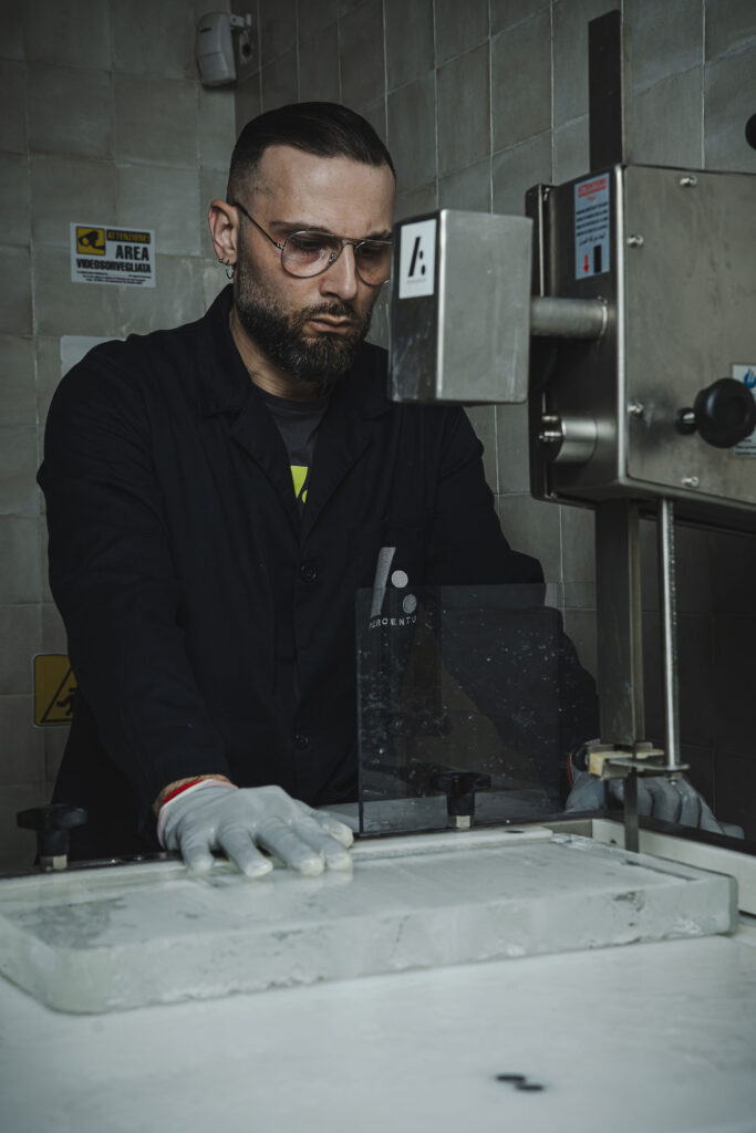 Lucian Bucur all’opera con il taglio del ghiaccio