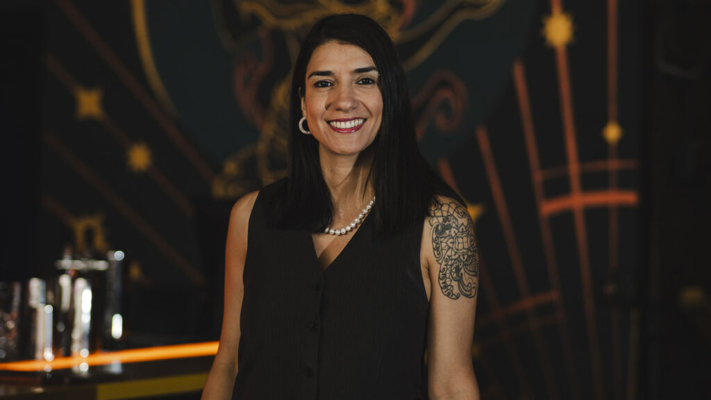 Nadin Elias nella sala di Artemisa a Santiago, Cile