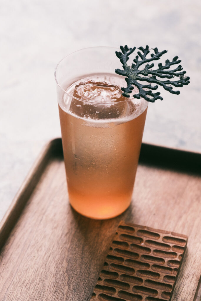Il cocktail Alga Manzana Lady Bee Perù